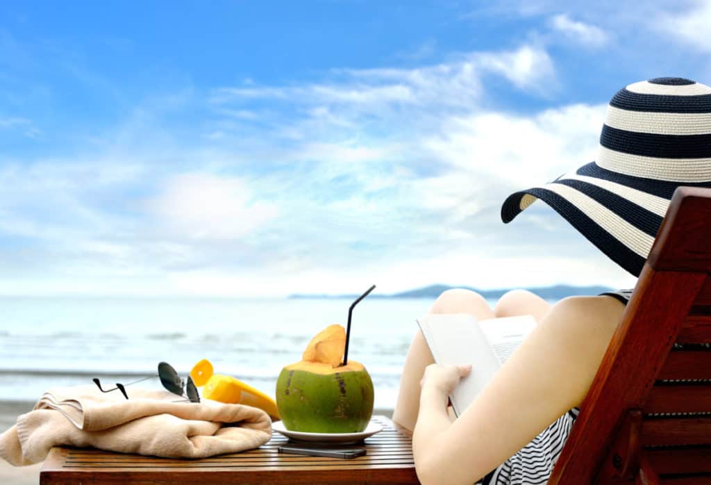 relaxeu-vos a Lloret de Mar amb un llibre a la platja